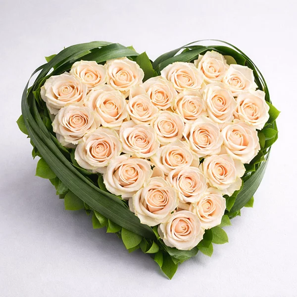 Сердце из кремовых роз - Купидон